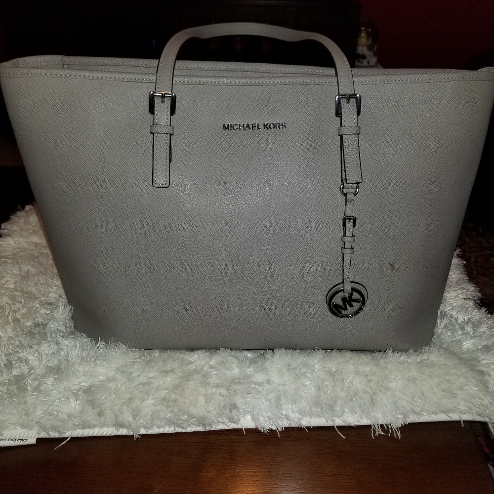Michael Kors Jet Set Travel Zip Top Tote purse